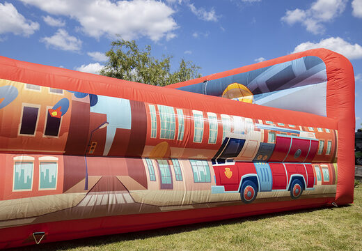 Acquista il gioco gonfiabile con il schiuma e organizza una festa schiuma per bambini con il tema pompieri