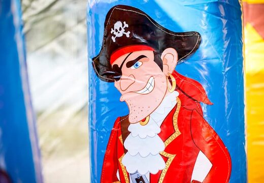 Ordina un grande castello gonfiabile pirata per interni con scivolo sulla superficie di salto, torre di arrampicata e divertenti ostacoli a tema pirata con stampe per bambini. Acquista castelli gonfiabili online su JB Gonfiabili Italia