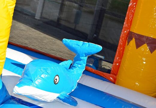 Ordina una grande castello gonfiabile da spiaggia per interni con uno scivolo sulla superficie di salto, una torre di arrampicata e divertenti ostacoli con stampe a tema spiaggia per bambini. Acquista castelli gonfiabili online su JB Gonfiabili Italia