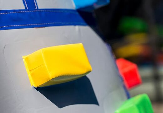 Castello gonfiabile coperta a tema castello con scivolo sulla superficie di salto, torre di arrampicata e divertenti ostacoli per i bambini. Acquista castelli gonfiabili online su JB Gonfiabili Italia