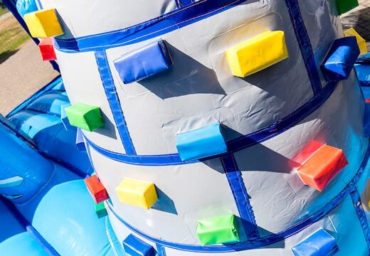 Ordina una grande castello gonfiabile da castello per interni con scivolo sulla superficie di salto, torre di arrampicata e divertenti ostacoli con stampe a tema castello per bambini. Acquista castelli gonfiabili online su JB Gonfiabili Italia