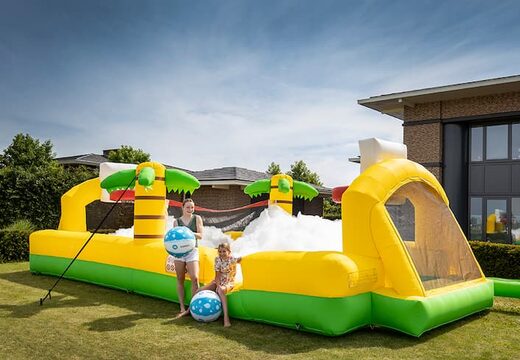 Acquista il gonfiabile centro sportivo con il tema pallacanestro, calcio e pallavolo della JB Bubble e organizza la tua festa schiuma facile da posizionare e utilizzare