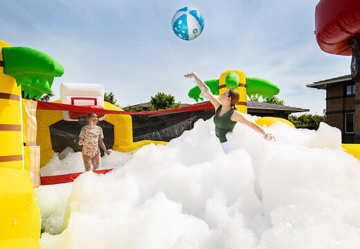 Acquista il gonfiabile centro sportivo con il tema pallacanestro, calcio e pallavolo della JB Bubble e organizza la tua festa schiuma facile da posizionare e utilizzare