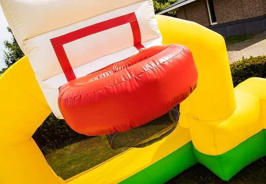 Acquista il gonfiabile centro sportivo con il tema pallacanestro, calcio e pallavolo della JB Bubble e organizza la tua festa schiuma facile da posizionare e utilizzare