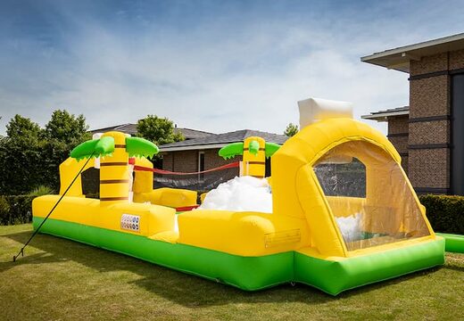 Acquista il gonfiabile centro sportivo con il tema pallacanestro, calcio e pallavolo della JB Bubble e organizza la tua festa schiuma facile da posizionare e utilizzare