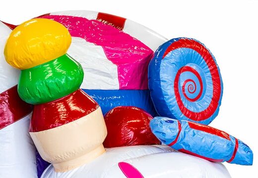 Castello gonfiabile per interni Candyland dal design unico con due ingressi, uno scivolo al centro e oggetti 3D per bambini. Acquista castelli gonfiabili online su JB Gonfiabili Italia