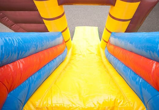 Castello gonfiabile multigiocatore della barca dei pirati con uno scivolo al centro e oggetti 3D per i bambini. Ordina i castelli gonfiabili online su JB Gonfiabili Italia