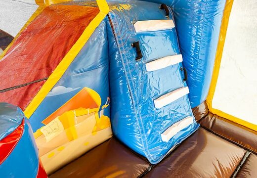 Castello gonfiabile multi-gioco dei pirati con scivolo al centro e oggetti 3D per i bambini. Ordina i castelli gonfiabili online su JB Gonfiabili Italia