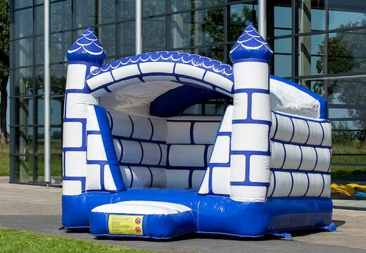 Klein overdekt springkussen in een kleuren combinatie van blauw en wit in kasteel thema voor kinderen te koop. Bestel springkussens nu online bij JB Inflatables Nederland