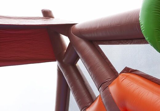 Ordina un percorso ad ostacoli gonfiabile a tema giungla con 7 elementi di gioco e oggetti colorati per i bambini. Acquista ora i percorsi ad ostacoli gonfiabili online su JB Gonfiabili Italia