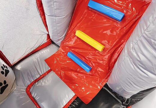 Ordina un cuscino gonfiabile ad aria con scivolo a tema animale con sopra un grosso cane per bambini