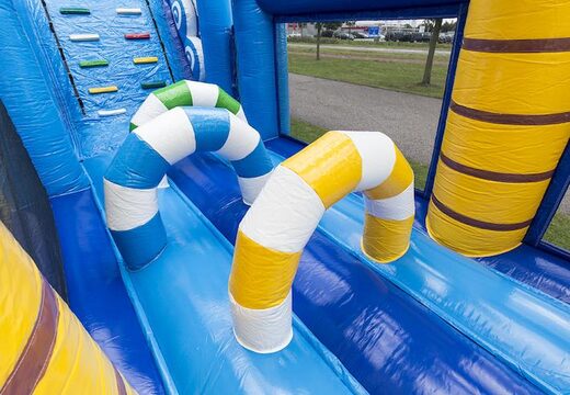 Ordina un percorso a ostacoli gonfiabile unico di 17 metri di larghezza a tema surf per bambini. Acquista ora i percorsi ad ostacoli gonfiabili online su JB Gonfiabili Italia