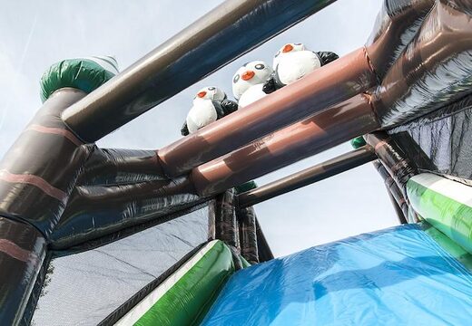 Acquista un percorso ad ostacoli gonfiabile a tema invernale largo 17 metri con 7 elementi di gioco e oggetti colorati per i bambini. Ordina ora i percorsi ad ostacoli gonfiabili online su JB Gonfiabili Italia