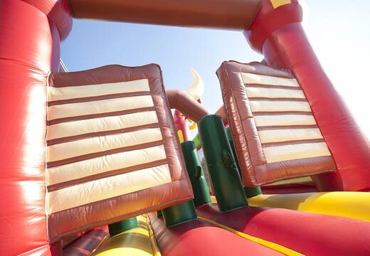 Ordina un percorso ad ostacoli gonfiabile largo 17 metri a tema cowboy con 7 elementi di gioco e oggetti colorati per i bambini. Acquista ora i percorsi ad ostacoli gonfiabili online su JB Gonfiabili Italia