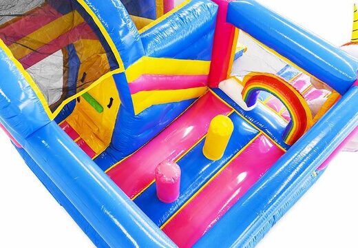 castello gonfiabile gonfiabile a tema unicorno per bambini con scivolo e oggetti in ordine