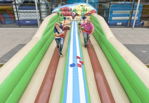 Professionele Bungeerun kopen voor kids in thema sterkste man. Attractie voor zeskamp sport en spel dorpsfeest bij JB Inflatables