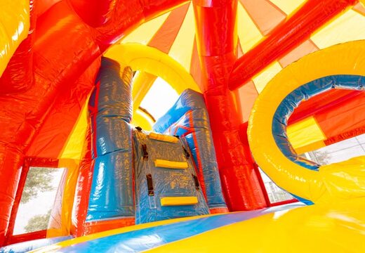 Acquista grande sdraietta gonfiabile multigiocatore con scivolo in rosso con tema montagne russe