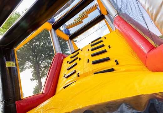 Ordina un corso mega d'assalto con il tema della tensione