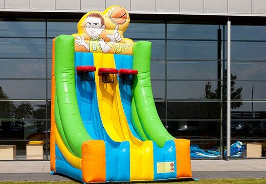 Gioco gonfiabile con i colori verde, giallo, blu e arancione