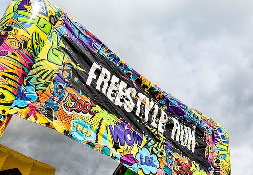 Dettagli castello gonfiabile con dettagli graffiti