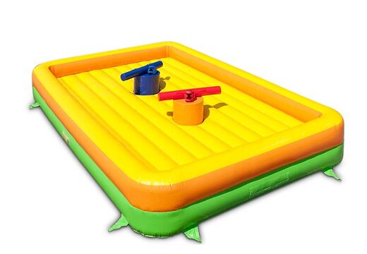 Il gladiatore gioca l'uno contro l'altro sul castello gonfiabile