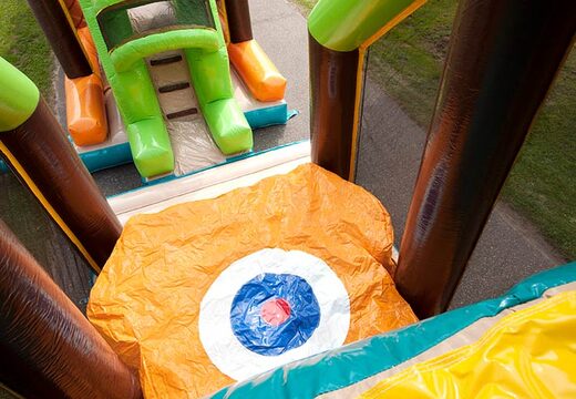 Salta su un castello gonfiabile a ostacoli