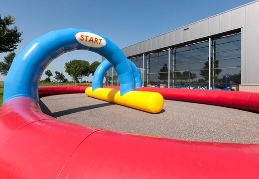 Pista da corsa con colore blu, giallo e rosso