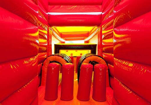 Ostacoli sulla corsa ad ostacoli del castello gonfiabile