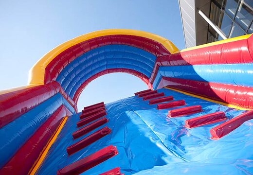 Arrampicata su una pista da ballo in vasca