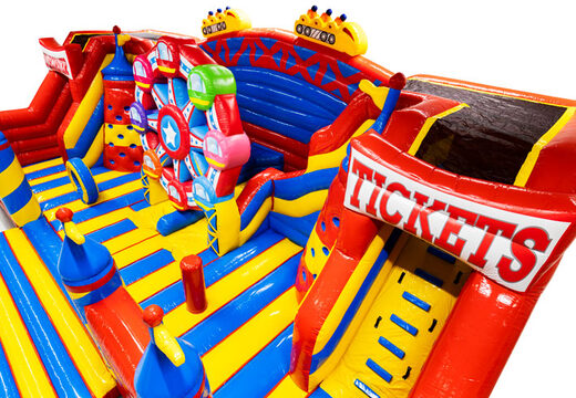 Interno di Slideworld a tema montagne russe