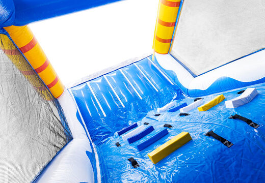 Percorso ad ostacoli modulare con tema surf e parete da arrampicata