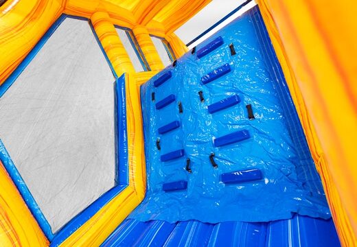 Parete da arrampicata del modulo di base jump nel percorso ad ostacoli