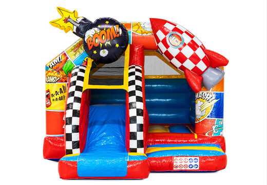 Tema di personaggi dei fumetti su combo scivolo per scivolare e saltare su castello gonfiabile