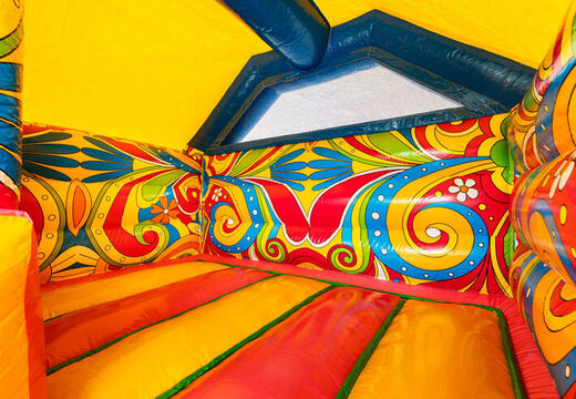 Fiori giallo-arancione all'interno del Combo Scivolo Isola Paradiso