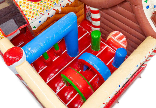 Interno del castello gonfiabile Multiplay con archi, colonne e sacchi da boxe