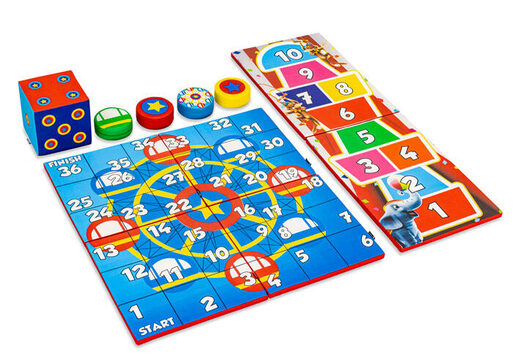 Set di giochi colorato sul retro di Softplay a tema montagne russe