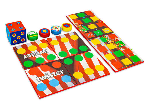 Set di giochi colorato sul davanti di Softplay a tema montagne russe