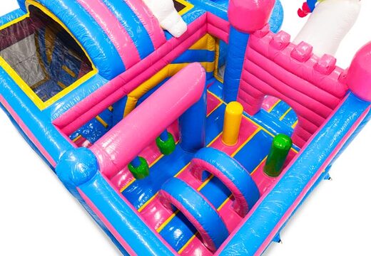 Interno del castello gonfiabile con archi, colonne e sacchi da boxe in vendita presso JB