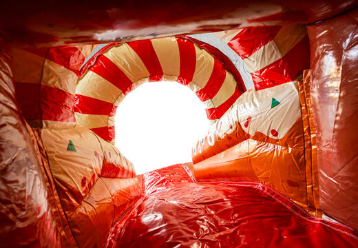 Scivolo del castello gonfiabile a tema Gingerbread Multifun, rosso e bianco