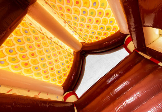 Tetto del castello gonfiabile coperto decorato come casa di pan di zenzero nel tema del pan di zenzero