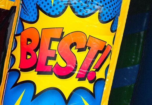 Acquista il castello gonfiabile A-frame Super Comic con design a strisce a fumetti, perfetto per i noleggiatori