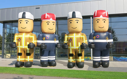 Acquista l'ingrandimento del prodotto delle bambole gonfiabili del pompiere. Ordina ora l'allargamento del prodotto gonfiabile online su JB Gonfiabili Italia