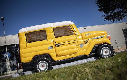 Castello gonfiabile Toyota Land Cruiser Autobedrijf van der Linde personalizzato realizzato con la tua identità aziendale presso JB Gonfiabili Italia. Ordina online castello gonfiabile personalizzati di tutte le forme e dimensioni