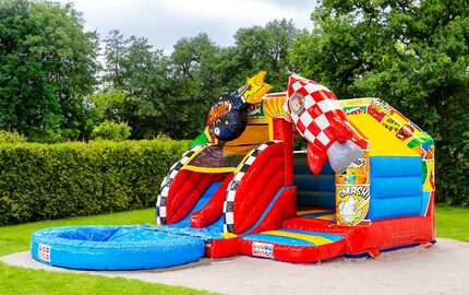 Banner per l'articolo del blog sui castelli gonfiabili con doppio scivolo