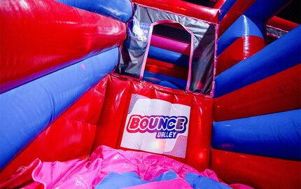 Parco gonfiabile per salti Bounce Valley Eindhoven in rosa e blu disponibile online su JB.